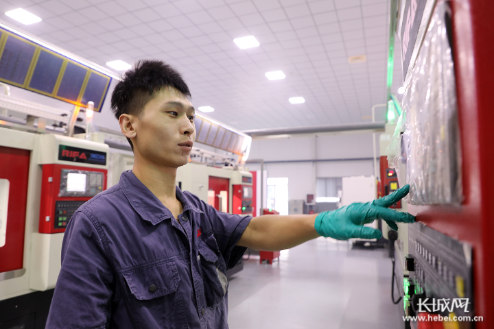 临西县一家轴承企业，工作人员正在操控智能化生产设备